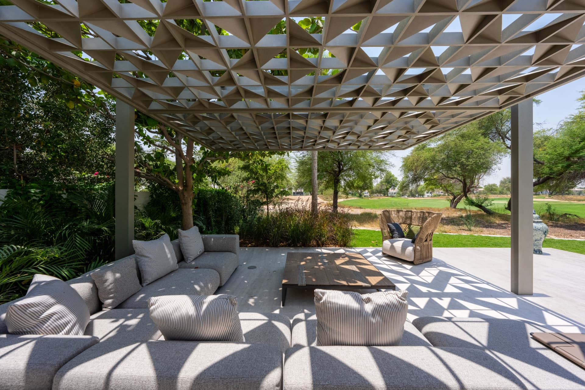 C51 — pergola lounge with low table, opening onto the lawn and golf course